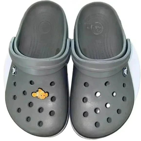 𝅺UNISEX Crocs Size Junior 2 Gray Pre-Loved Jibbitz Nemo Included - Picture 1 of 7